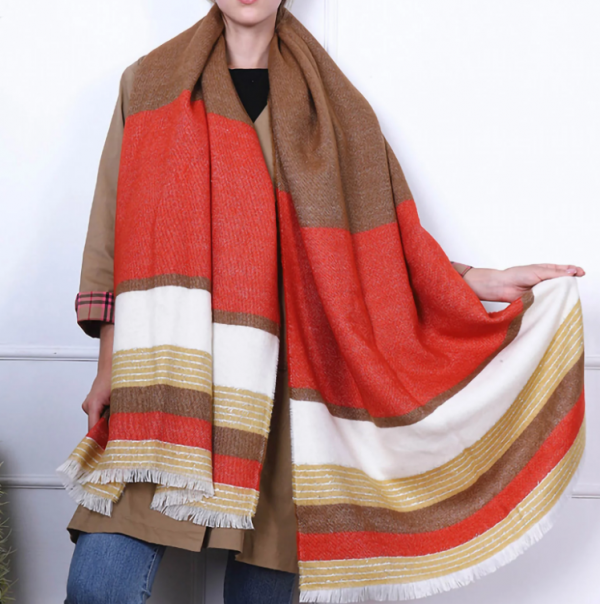 Pashmina dengan garis-garis kontras